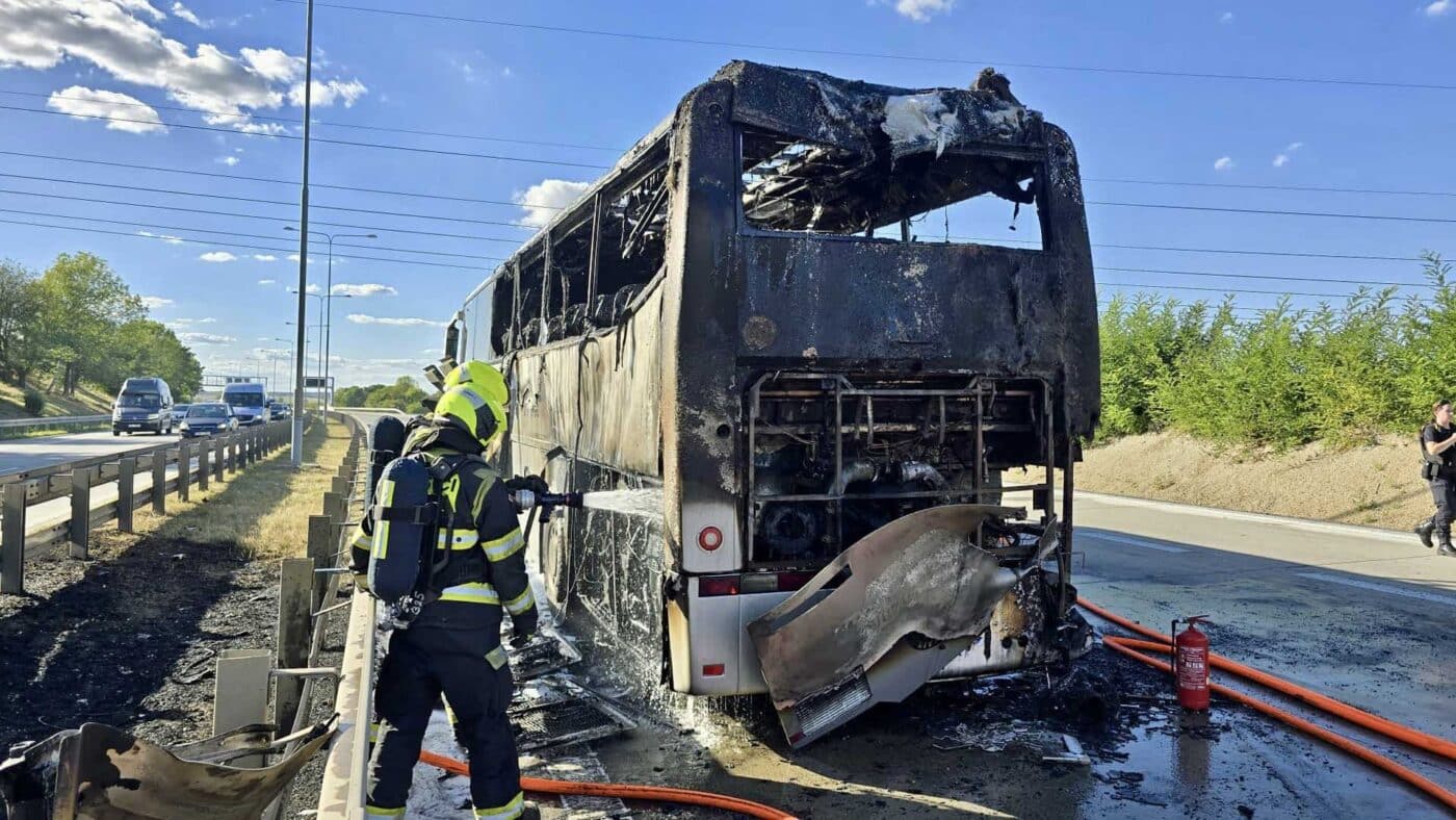 Požár autobusu na Pražském okruhu. Foto: HZS