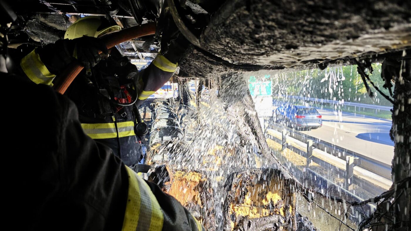 Požár autobusu na Pražském okruhu. Foto: HZS