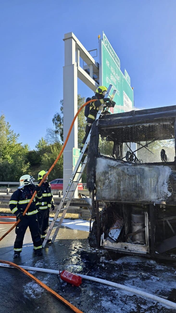 Požár autobusu na Pražském okruhu. Foto: HZS