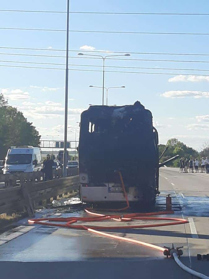 Požár autobusu na Pražském okruhu. Foto: HZS
