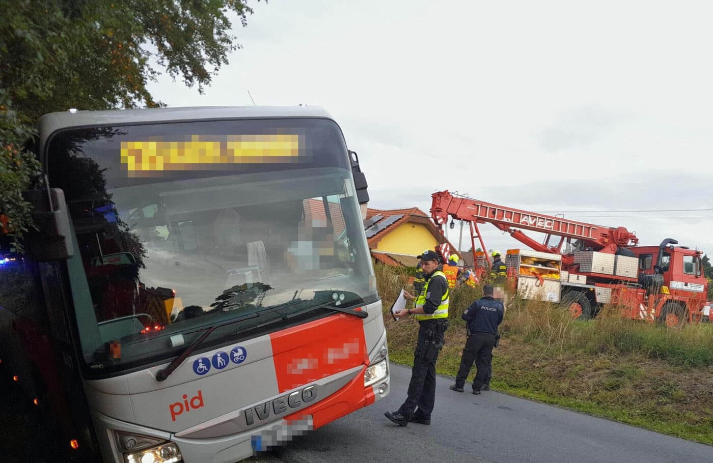Nehoda autobusu v Říčanech.