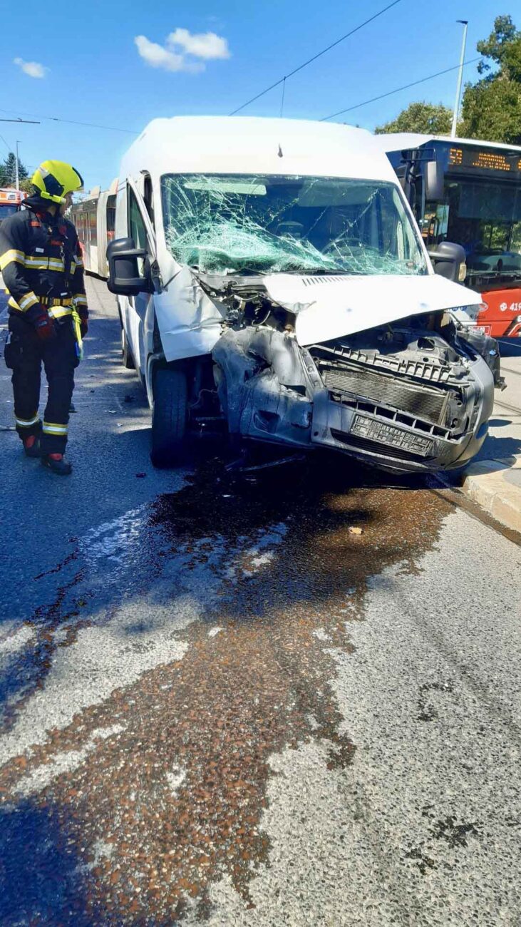 Nehoda dodávky a autobusu v Praze. Foto: HZS
