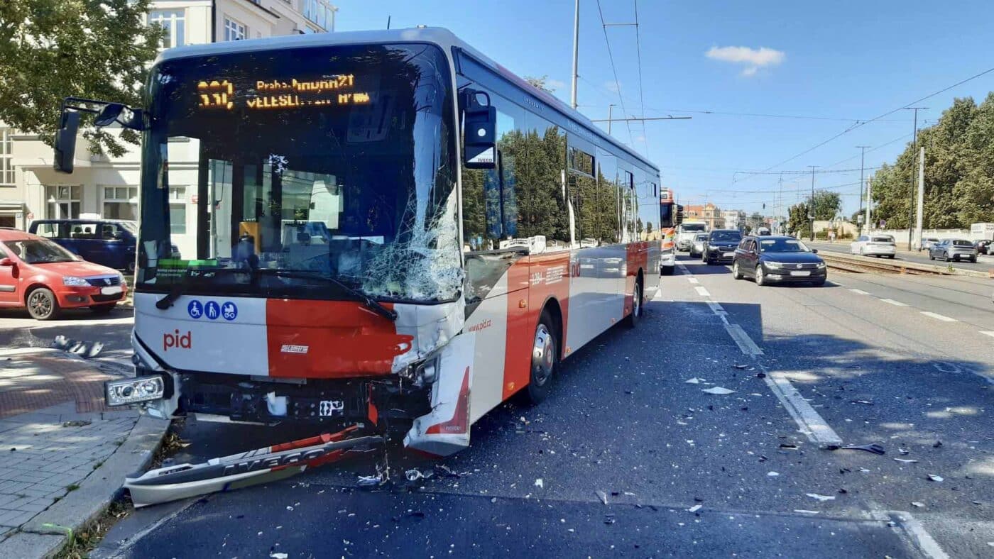 Nehoda dodávky a autobusu v Praze. Foto: HZS