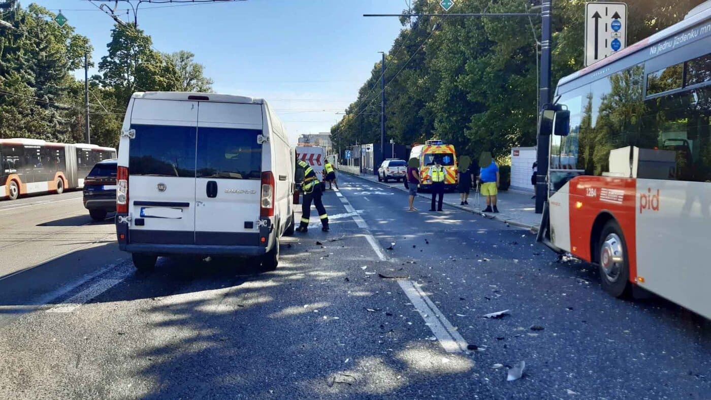 Nehoda dodávky a autobusu v Praze. Foto: HZS