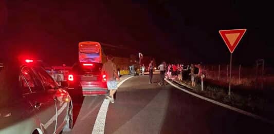 Cestující byli rádi, že jsou venku z autobusu. Foto: cestující