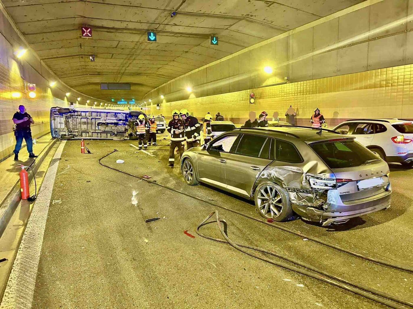 Hromadná nehoda v tunelu Blanka. Foto: HZS