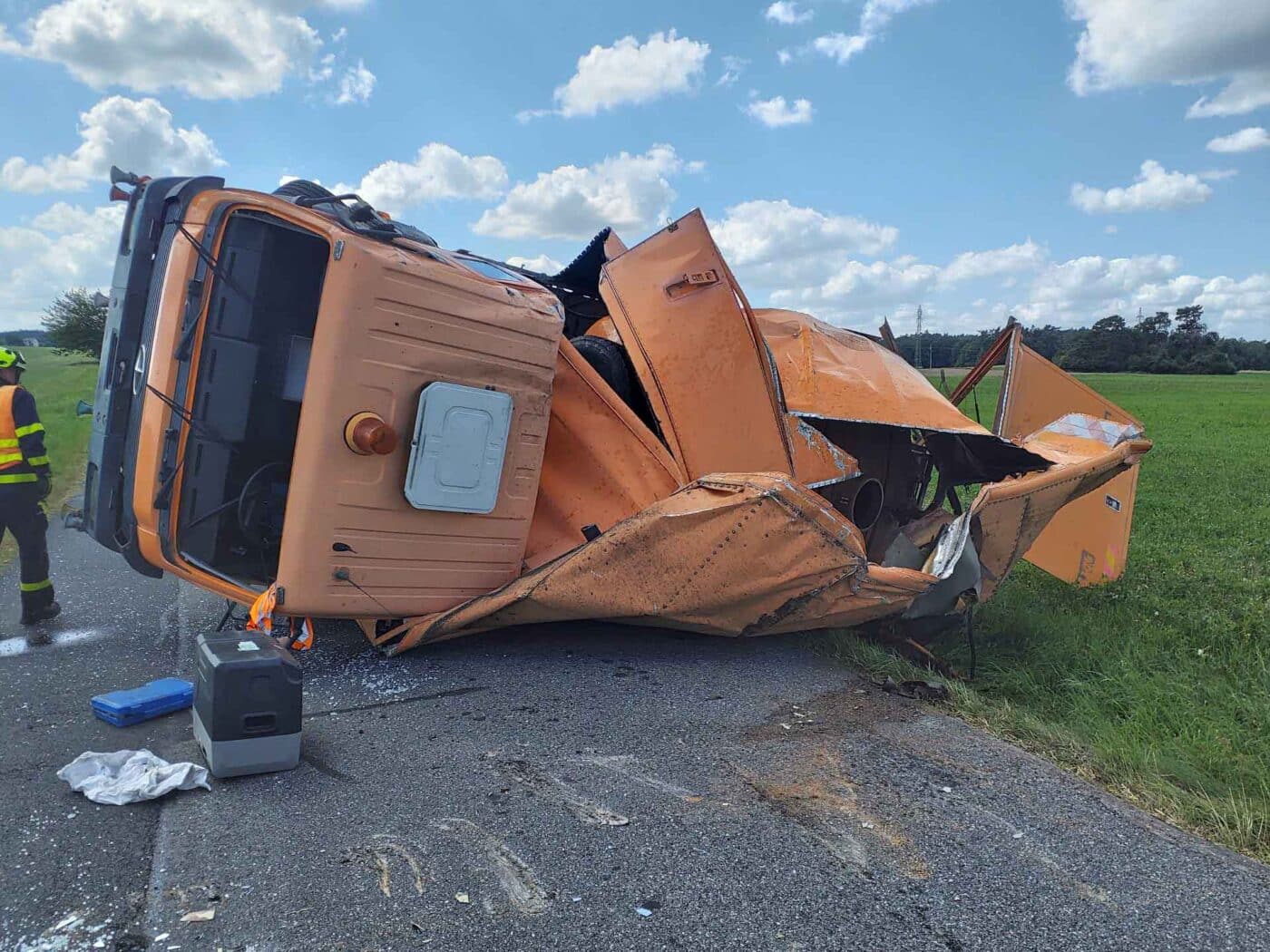 Cisterna byla po nehodě zdemolovaná. Foto: HZS