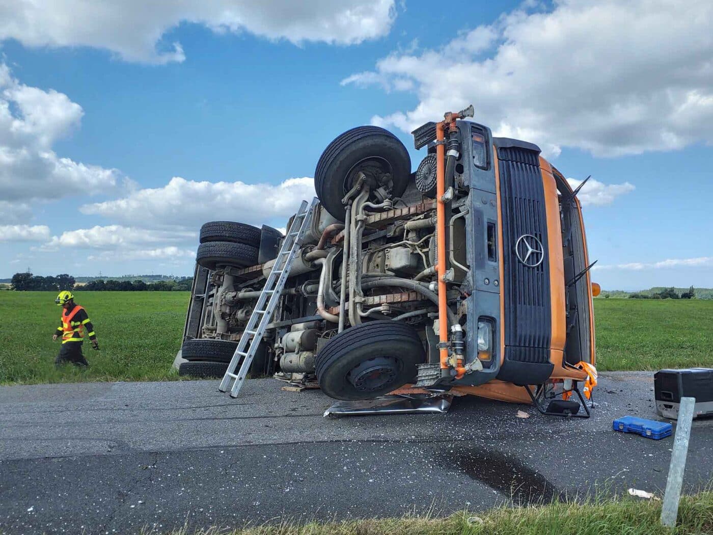 Náklaďák zůstal ležet napříč silnicí. Foto: HZS