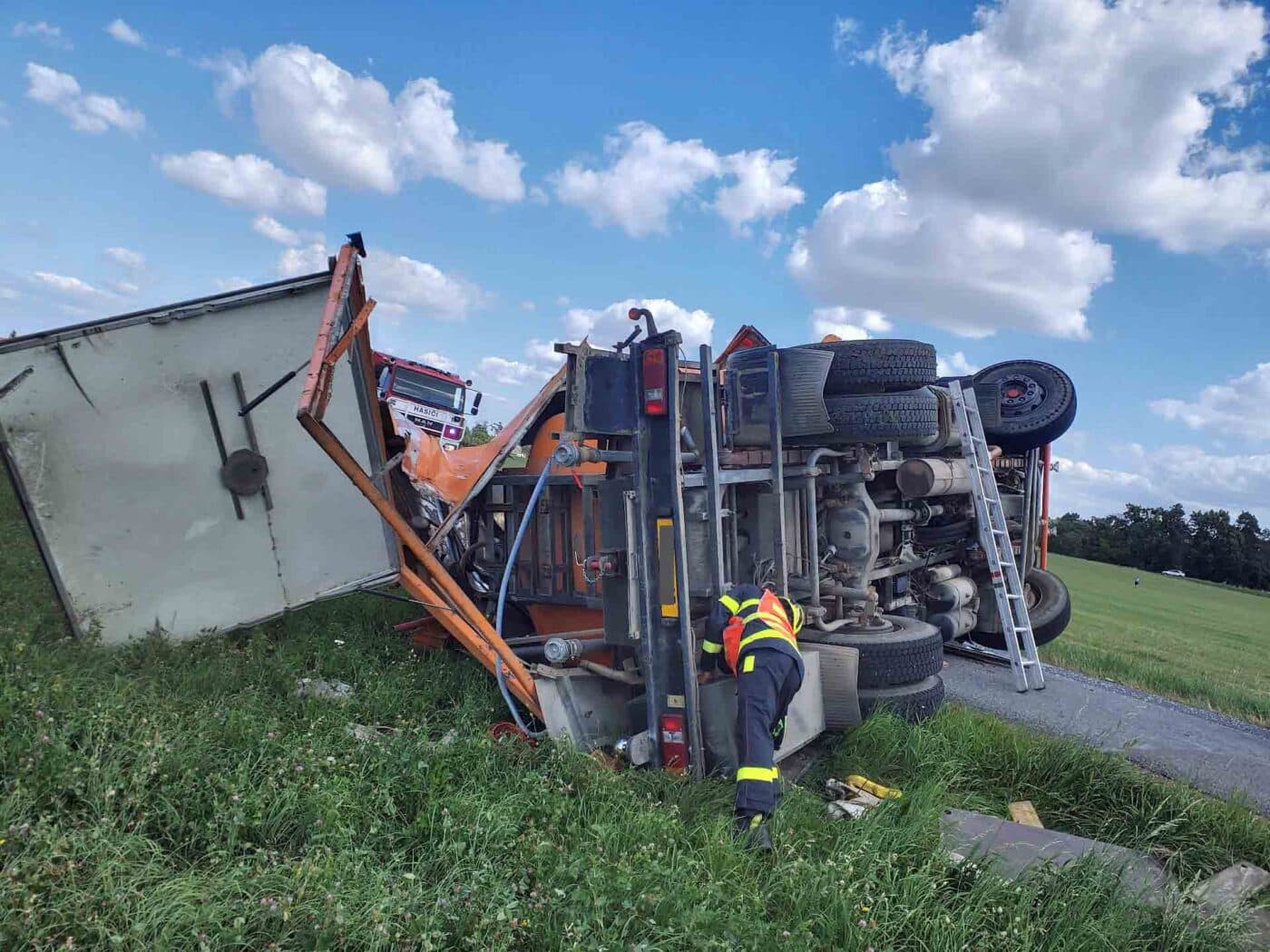 Náklaďák se převrátil na bok. Foto: HZS