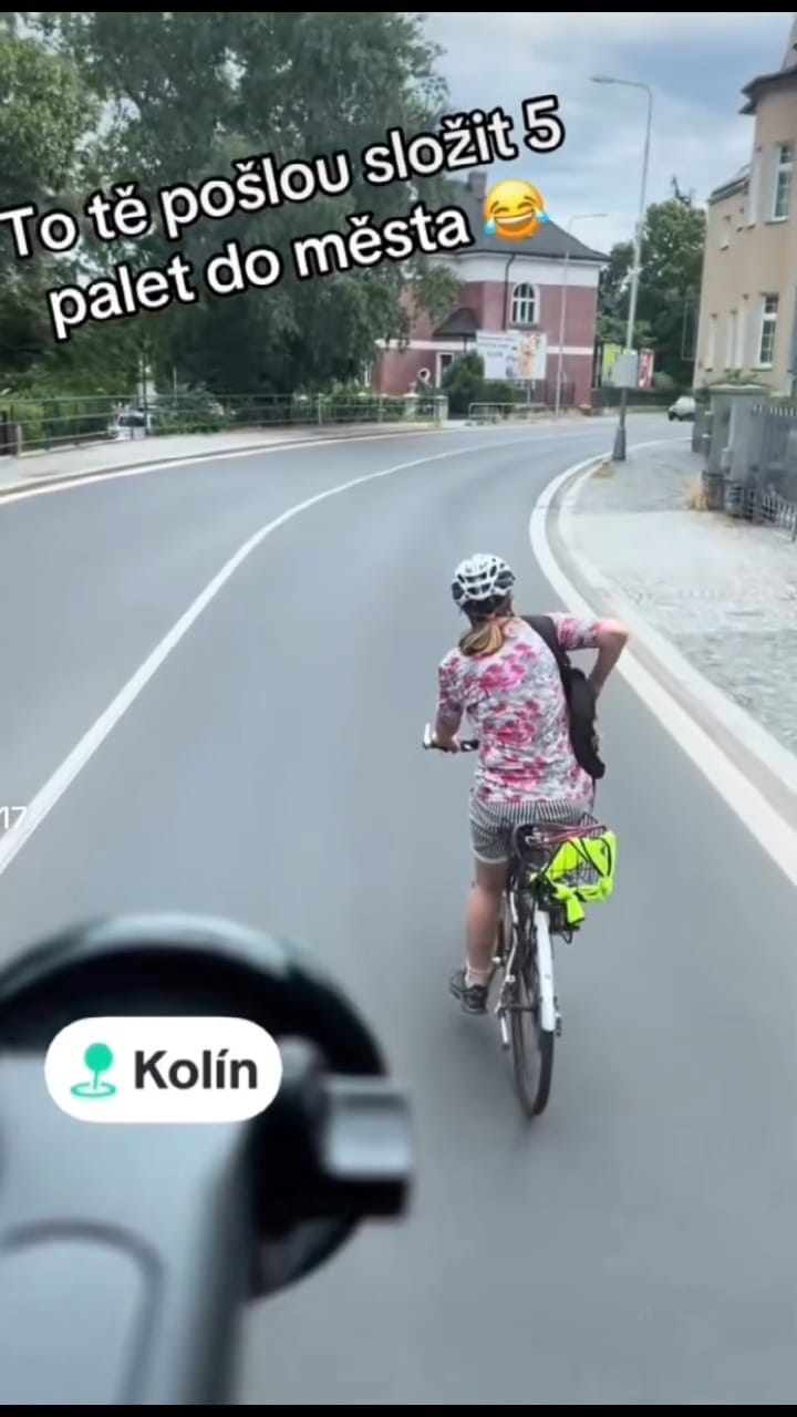 VIDEO: Cyklistka blokuje řidiče kamionu v Kolíně.