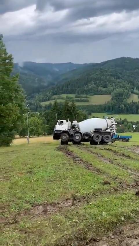 VIDEO: V Karolince se převrátil domíchávač betonu. Zdroj: x/venkovankaJanka