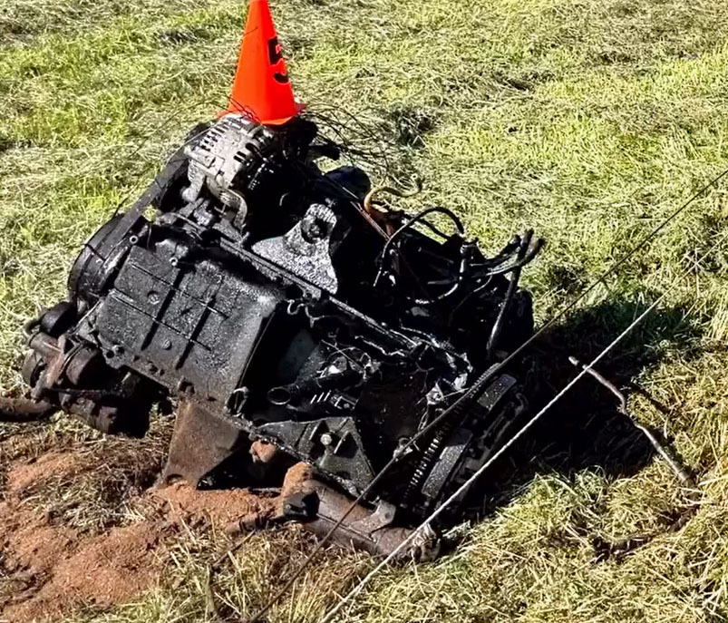 Motor z auta vyletěl na pole. Foto: ZZS