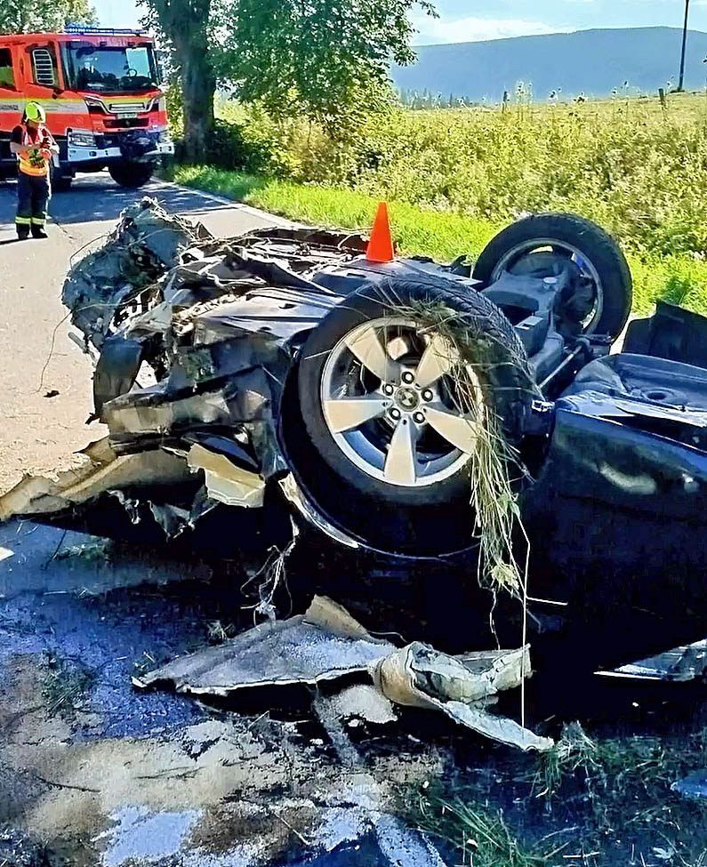BMW bylo po nárazu do stromu zdemolované. Foto: ZZS