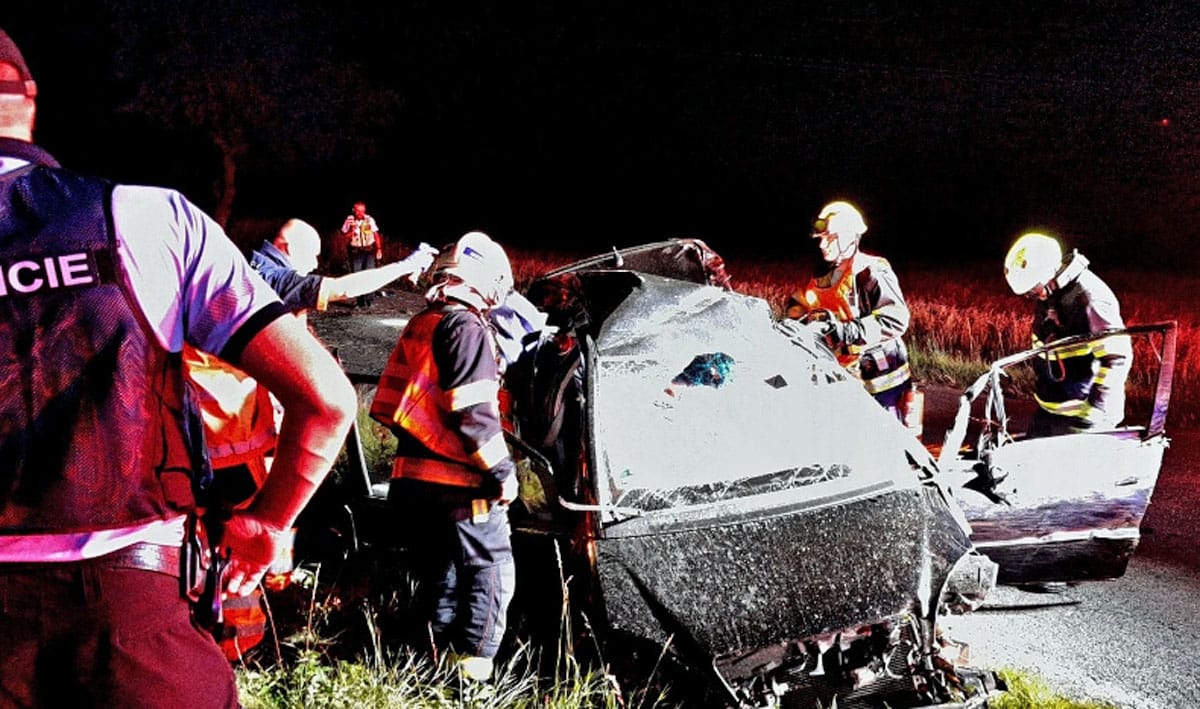 Vážná nehoda mercedesu u Horní Břízy. Foto: HZS a ZZS