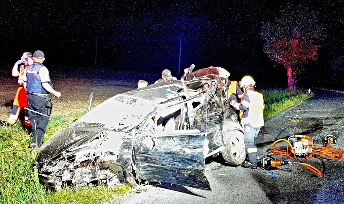 Vážná nehoda mercedesu u Horní Břízy. Foto: HZS a ZZS