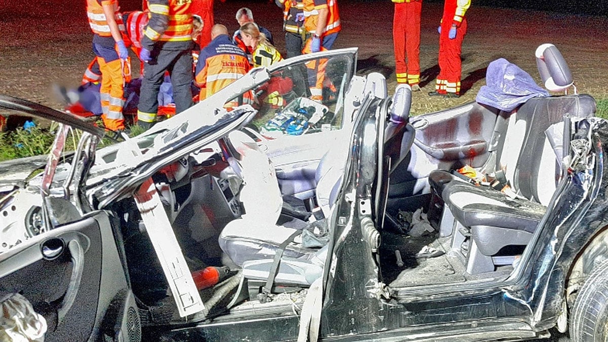 Vážná nehoda mercedesu u Horní Břízy. Foto: HZS a ZZS