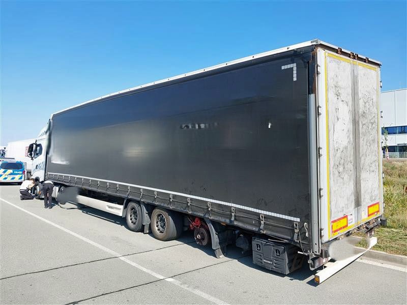 Kamion bez kola kličkoval po dálnici D2. Foto: PČR