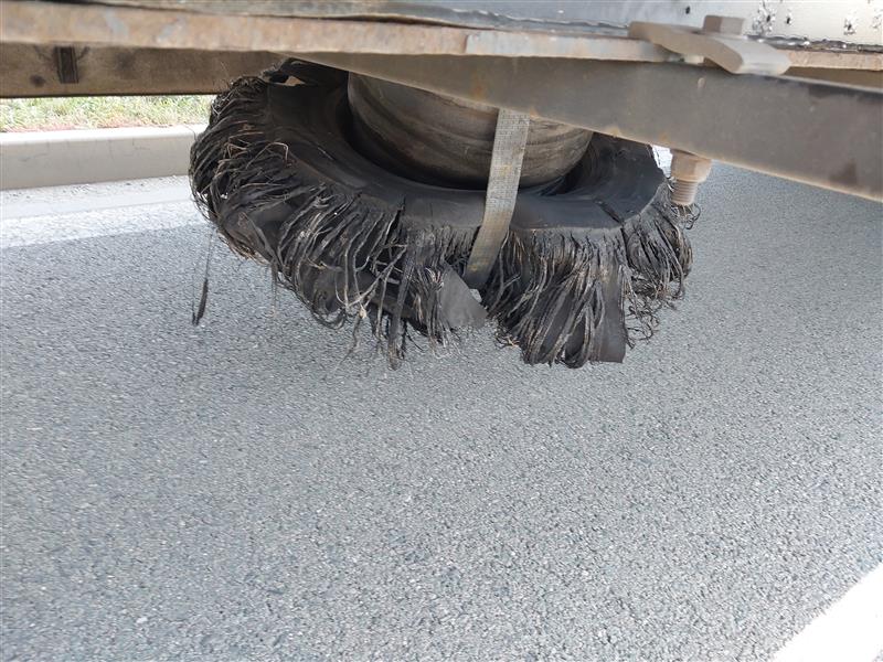 Kamion bez kola kličkoval po dálnici D2. Foto: PČR