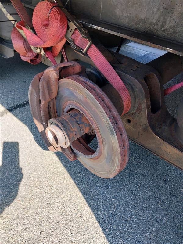 Kamion bez kola kličkoval po dálnici D2. Foto: PČR