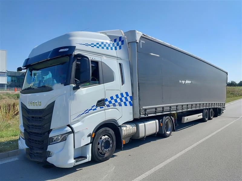 Kamion bez kola kličkoval po dálnici D2. Foto: PČR