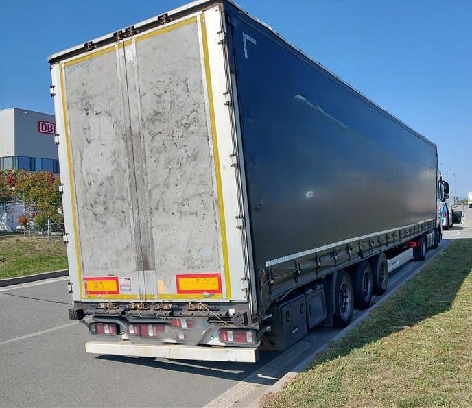 Kamion bez kola kličkoval po dálnici D2. Foto: PČR