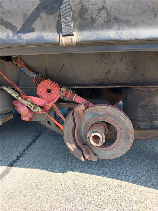 Kamion bez kola kličkoval po dálnici D2. Foto: PČR