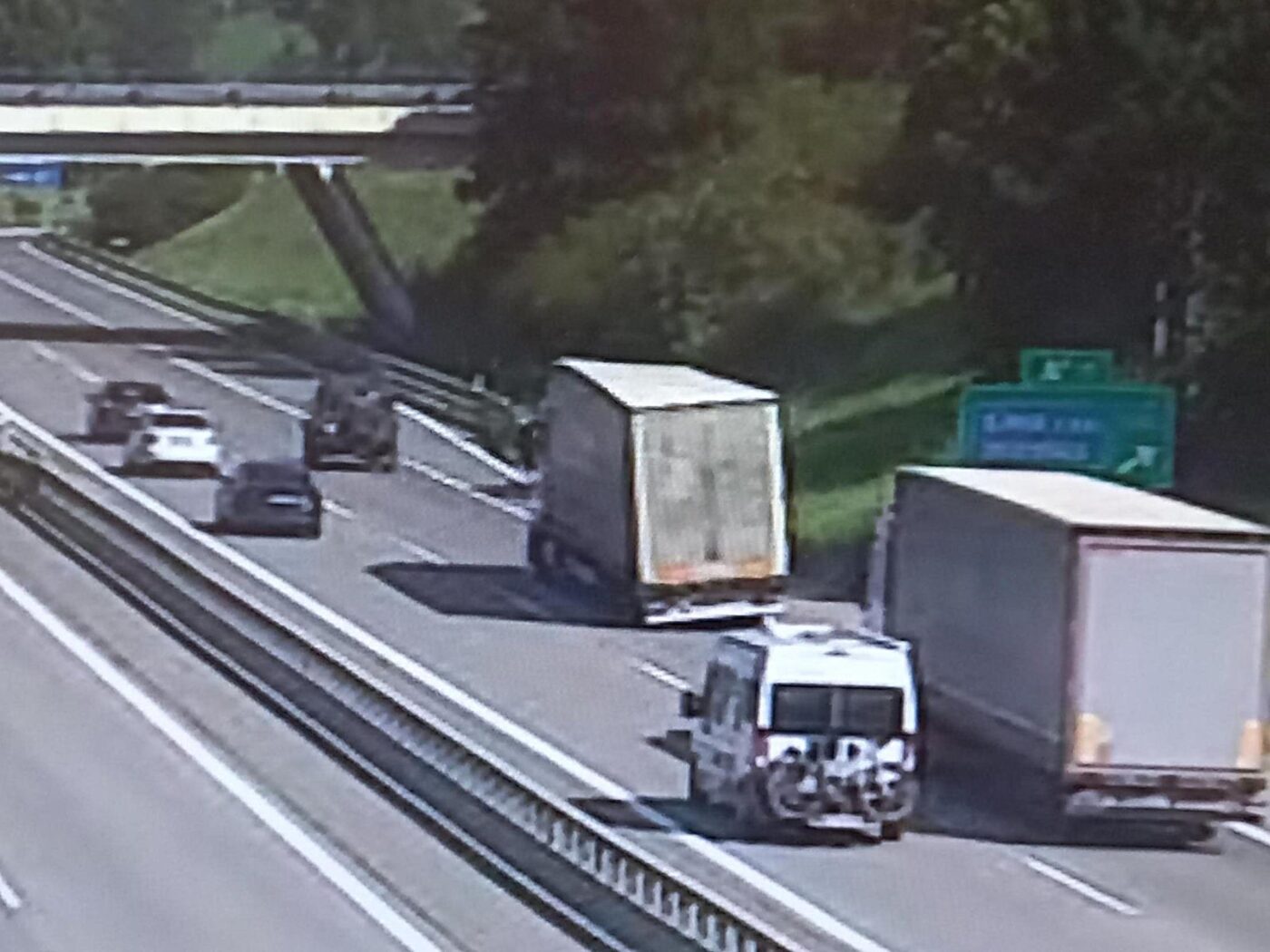 Kamion bez kola kličkoval po dálnici D2. Foto: PČR