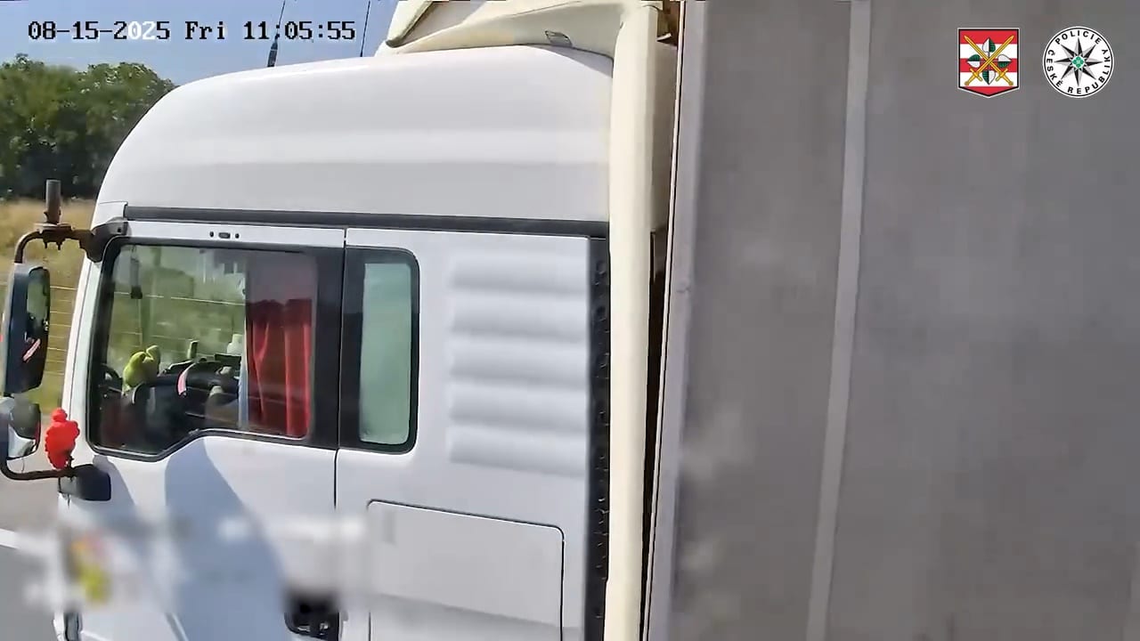 VIDEO: Řidič kamionu si dal za jízdy oběd. Video: PČR