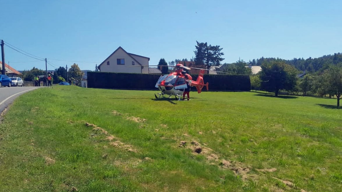 Řidič náklaďáku zkolaboval a vůz pak zbořil plot. Foto: ZZS