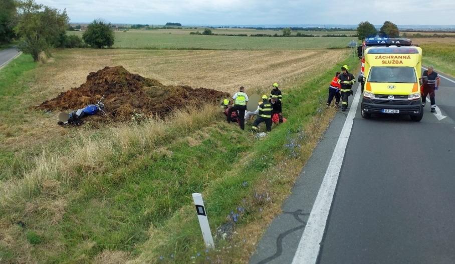 Nehoda auta a motocyklu v Podhořanech. Foto: HZS