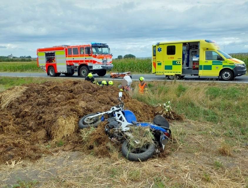 Nehoda auta a motocyklu v Podhořanech. Foto: HZS