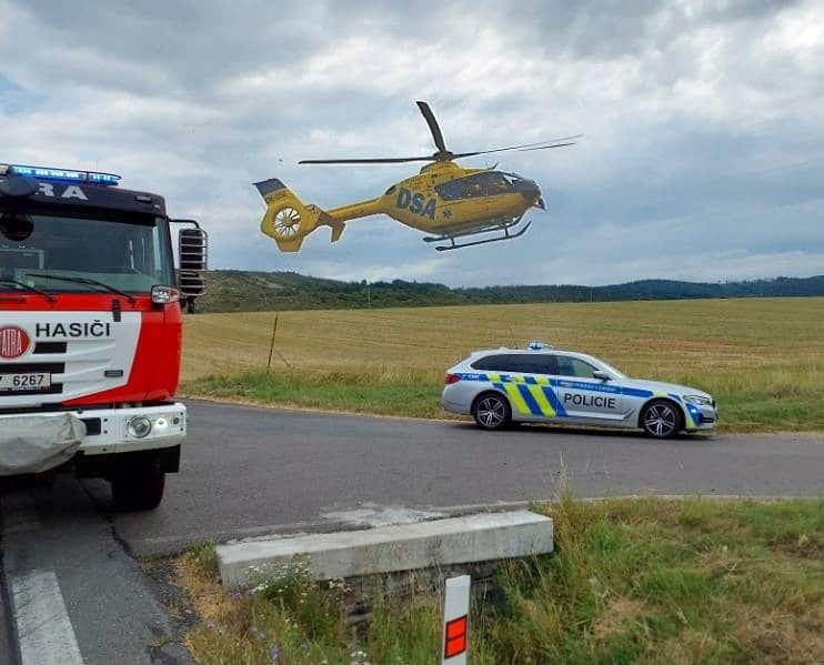 Nehoda auta a motocyklu v Podhořanech. Foto: HZS