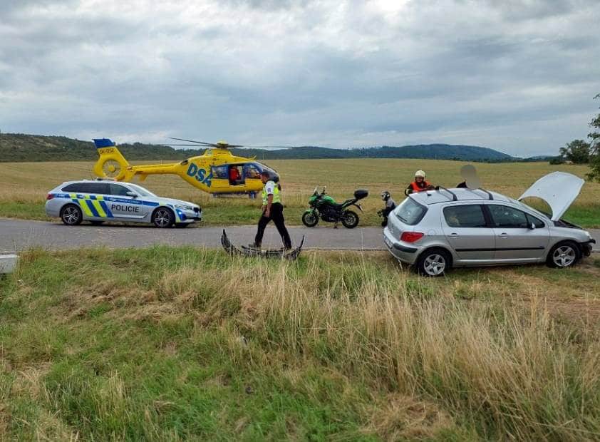 Nehoda auta a motocyklu v Podhořanech. Foto: HZS