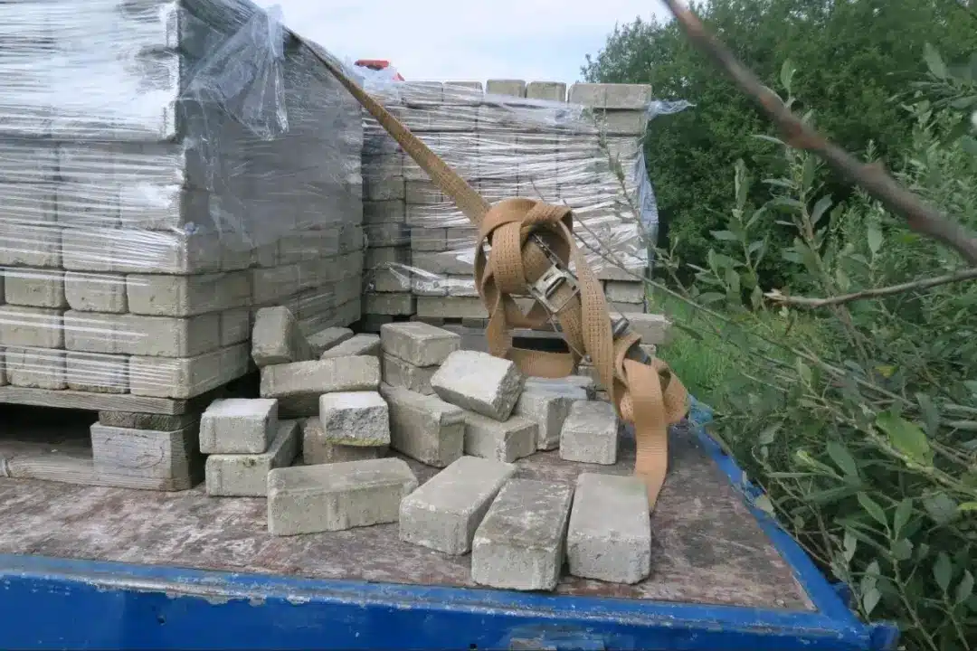 Dlažba se zřítila u Bohatic z tohoto náklaďáku. Foto: PČR