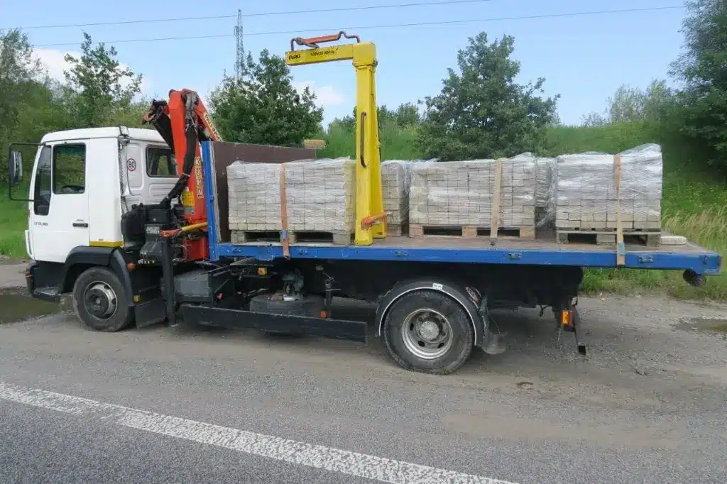 Dlažba se zřítila u Bohatic z tohoto náklaďáku. Foto: PČR