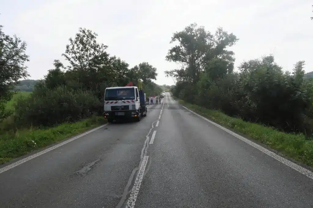 Dlažba se zřítila u Bohatic z tohoto náklaďáku. Foto: PČR