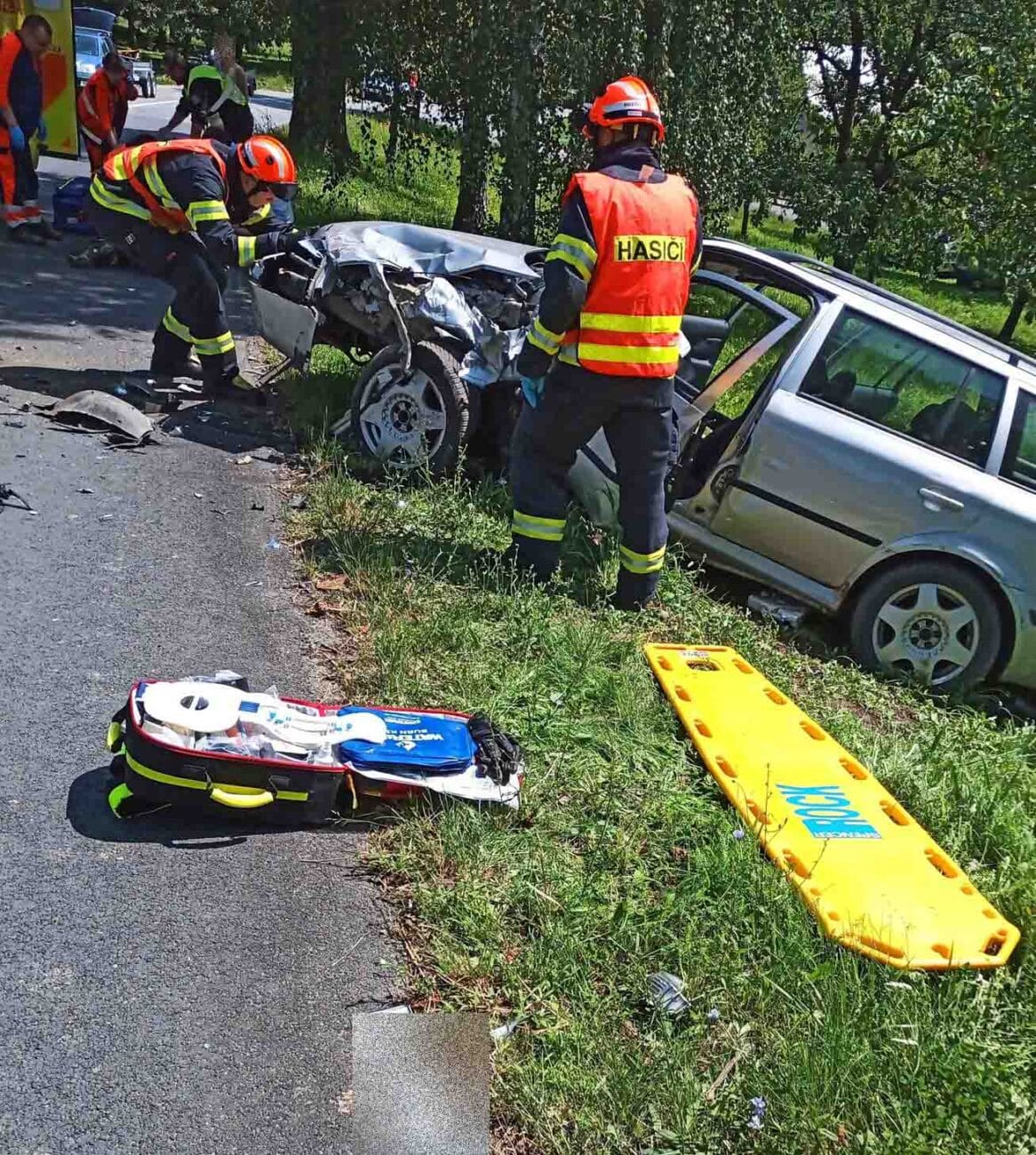 Nehoda dvou aut u Chomýže. Foto: HZS