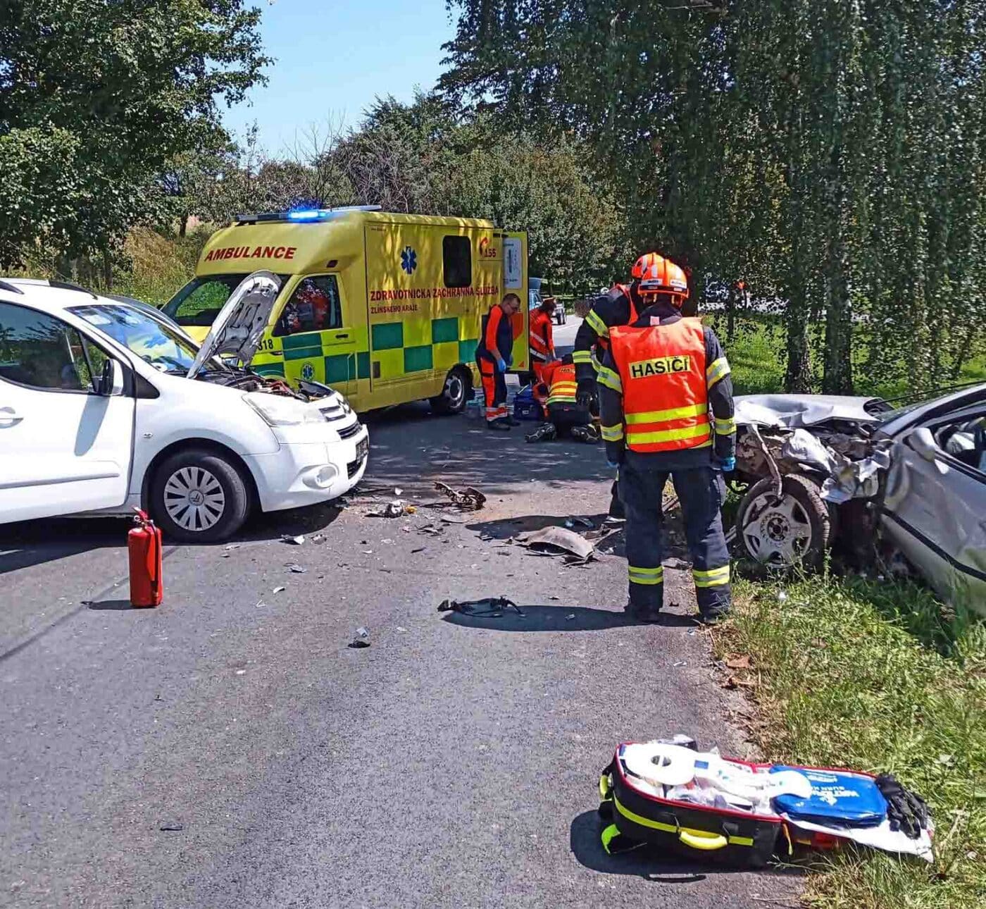 Nehoda dvou aut u Chomýže. Foto: HZS