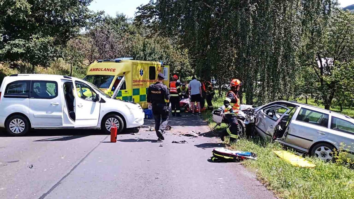 Nehoda dvou aut u Chomýže. Foto: HZS