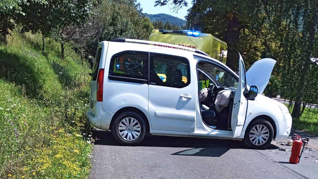 Nehoda dvou aut u Chomýže. Foto: HZS