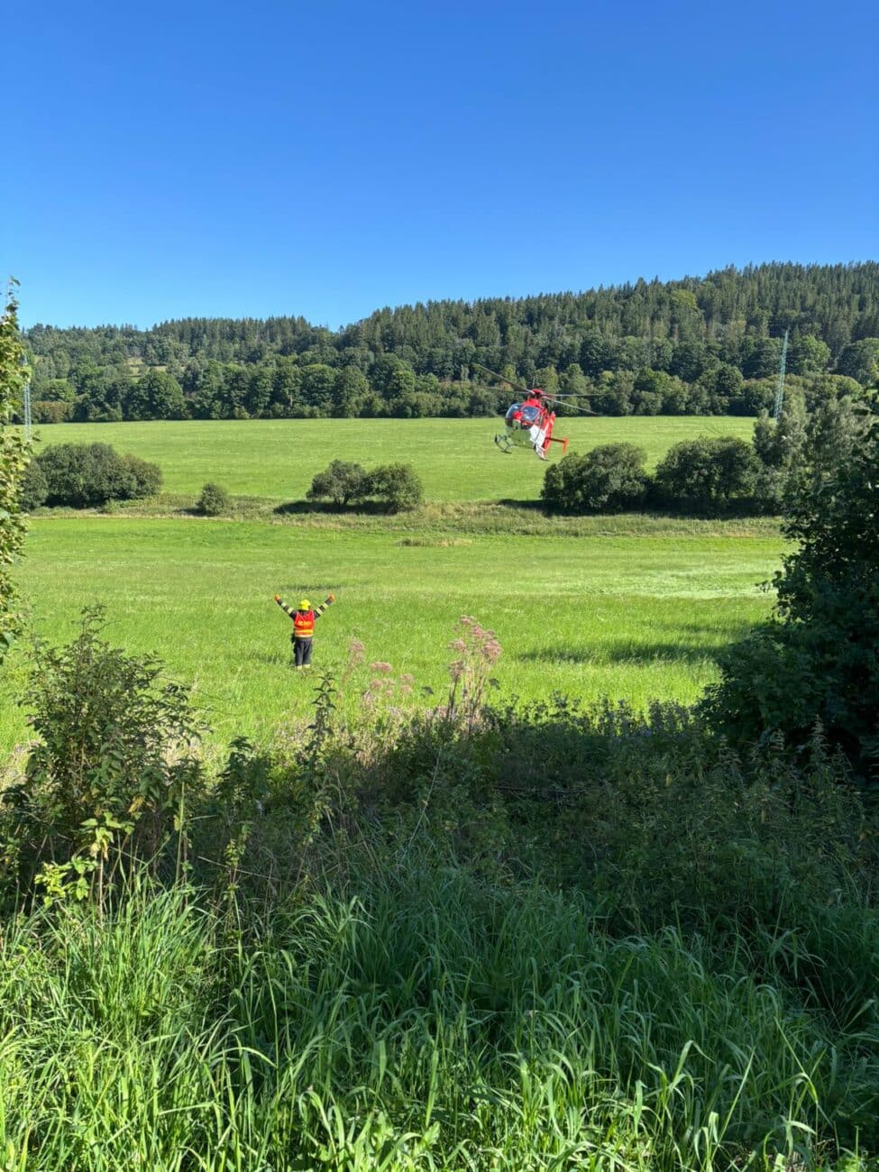 Pro zraněné letěl do Heřmanovic vrtulník. Foto: HZS