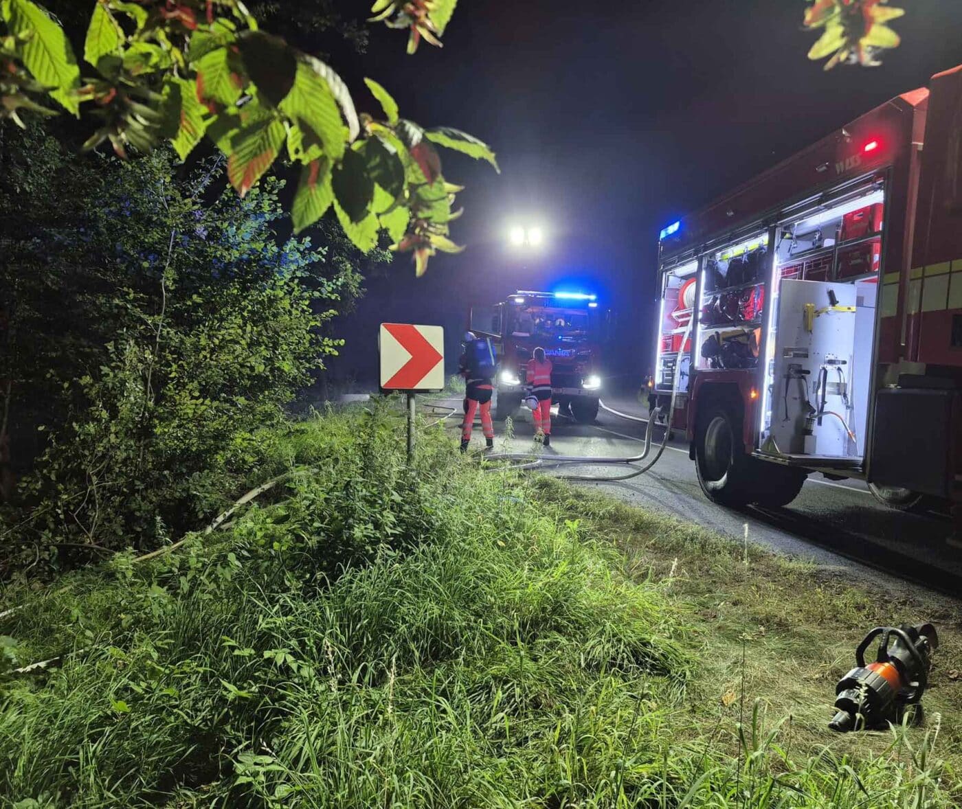 Hasiči a policisté zasahují u tragické nehody u Hvozdné. Foto: HZS