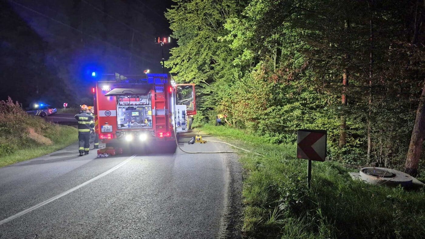 Hasiči a policisté zasahují u tragické nehody u Hvozdné. Foto: HZS