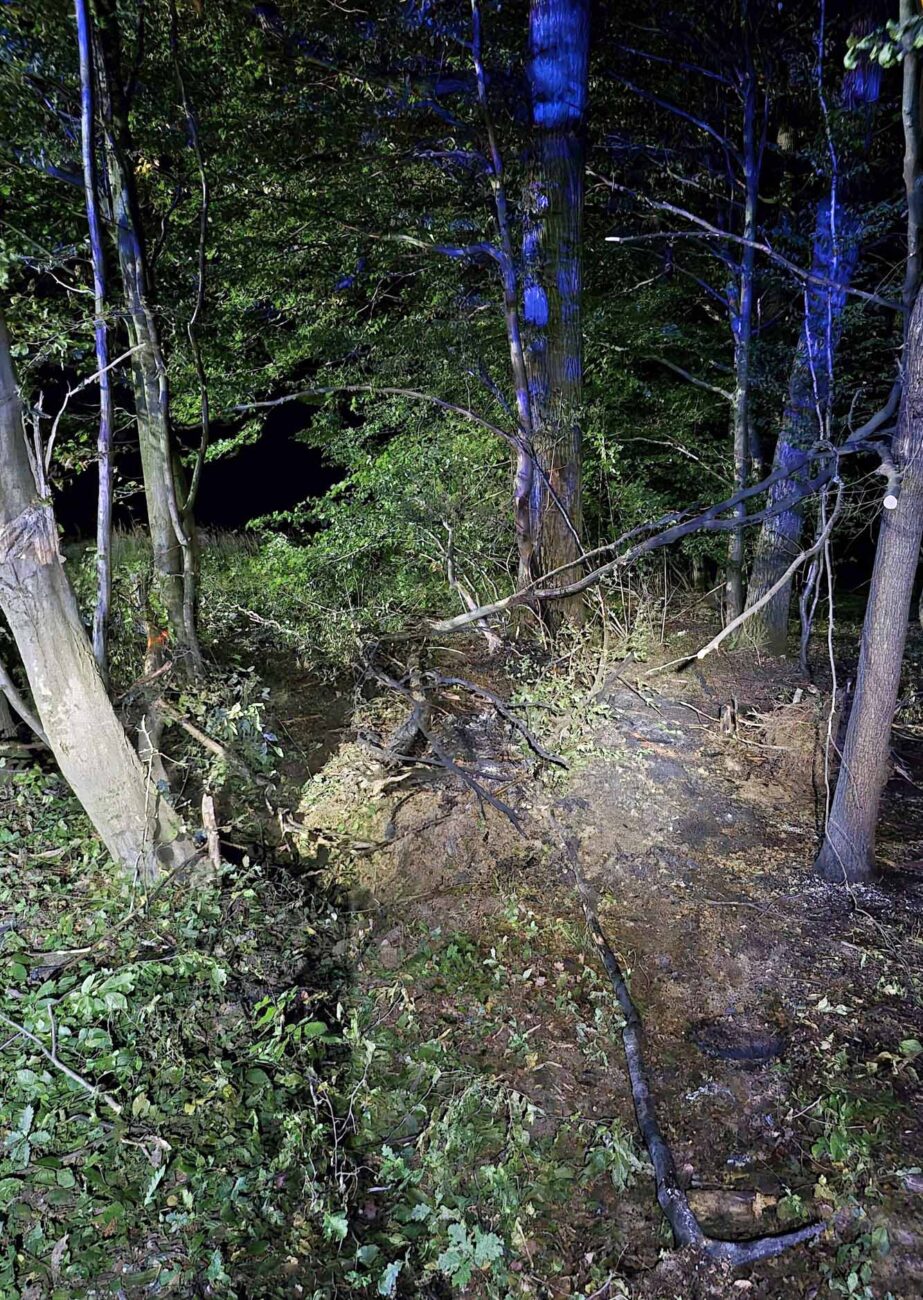 Na tomto místě vůz narazil do stromu a shořel. Foto: HZS