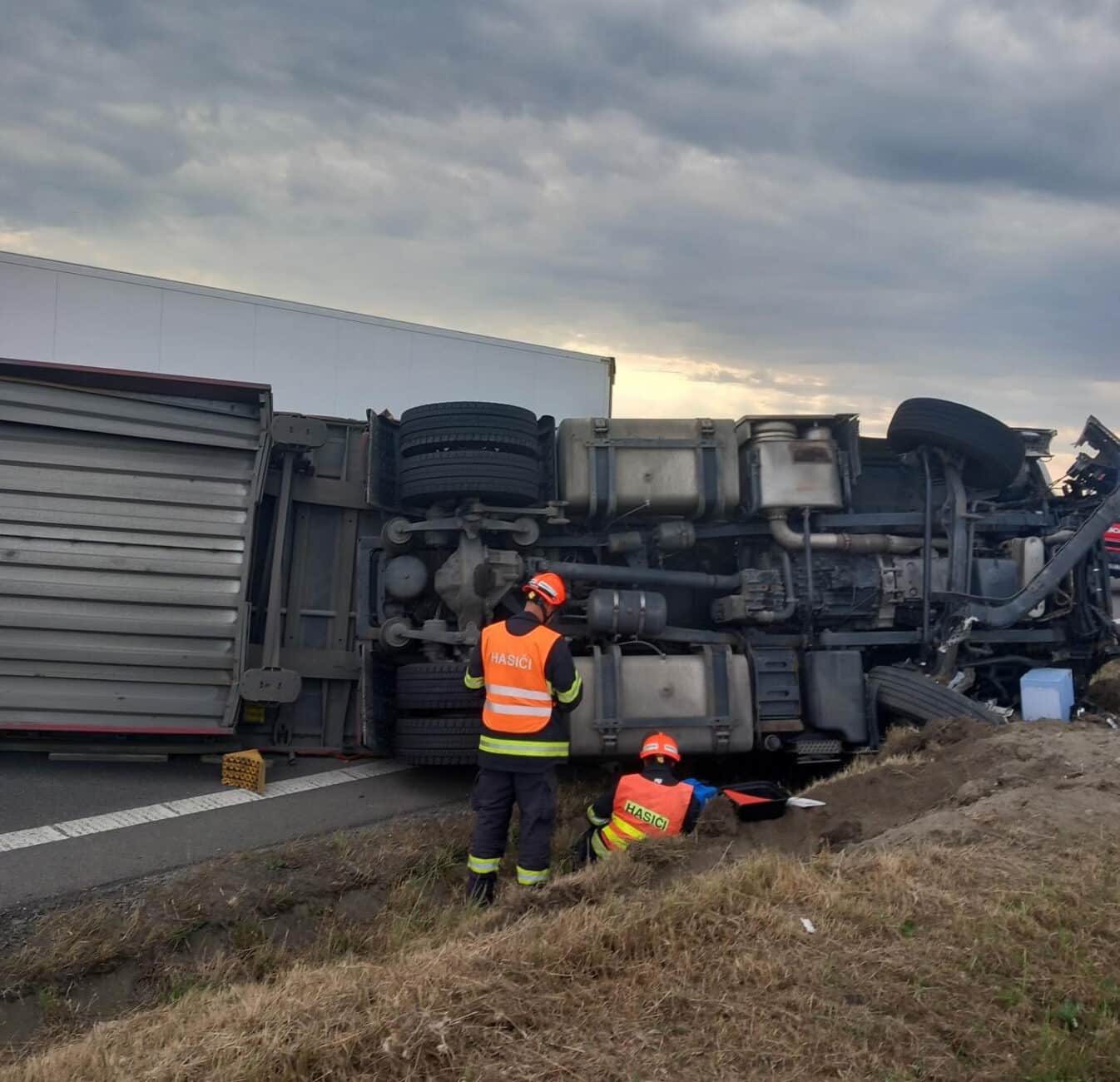 Nehoda kamionů u Hodějic.