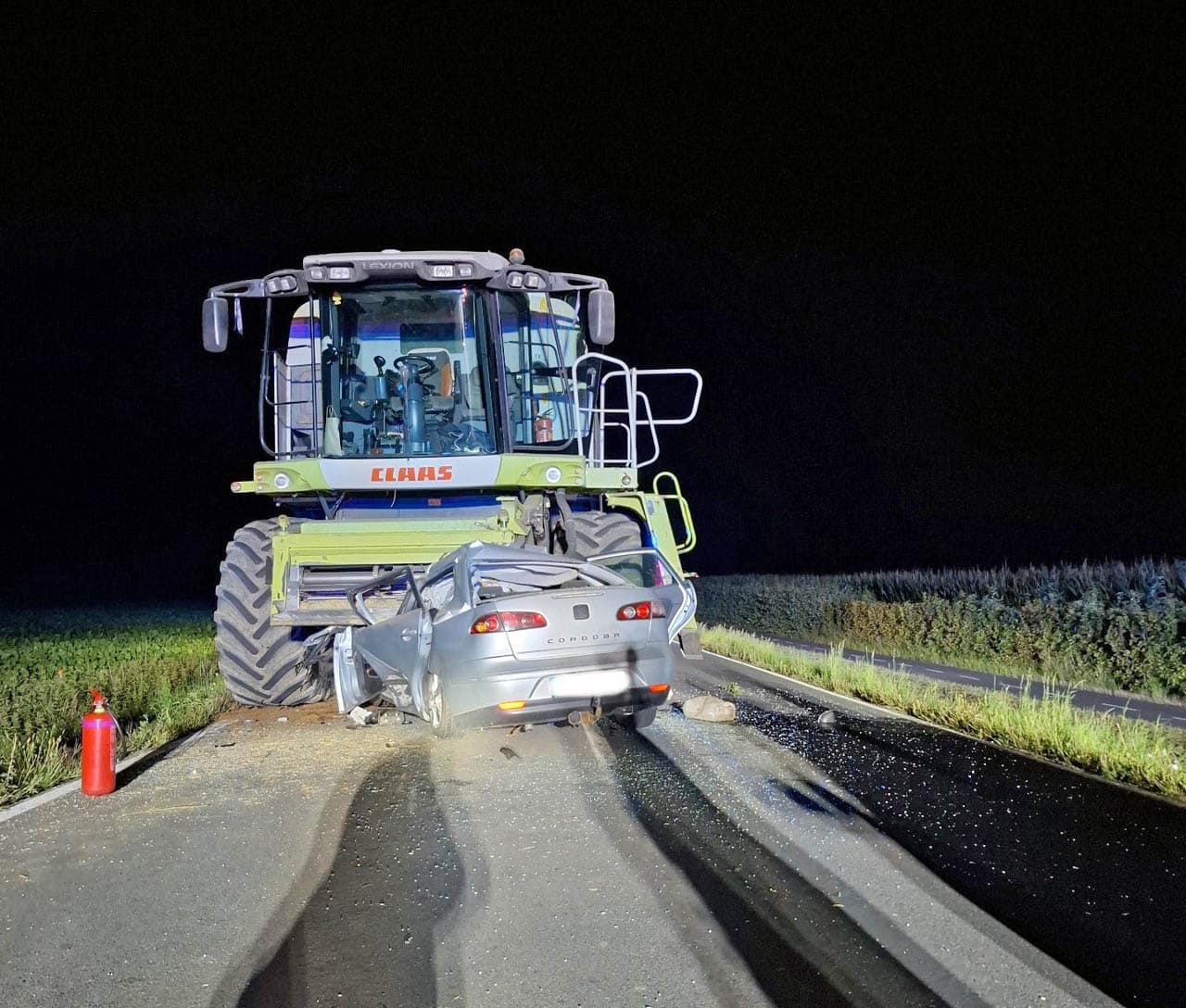 Tragická nehoda auta a kombajnu u Dolní Libiny.