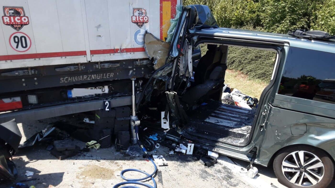 Nehoda dodávky a kamionu na D1 u Lipníku nad Bečvou.