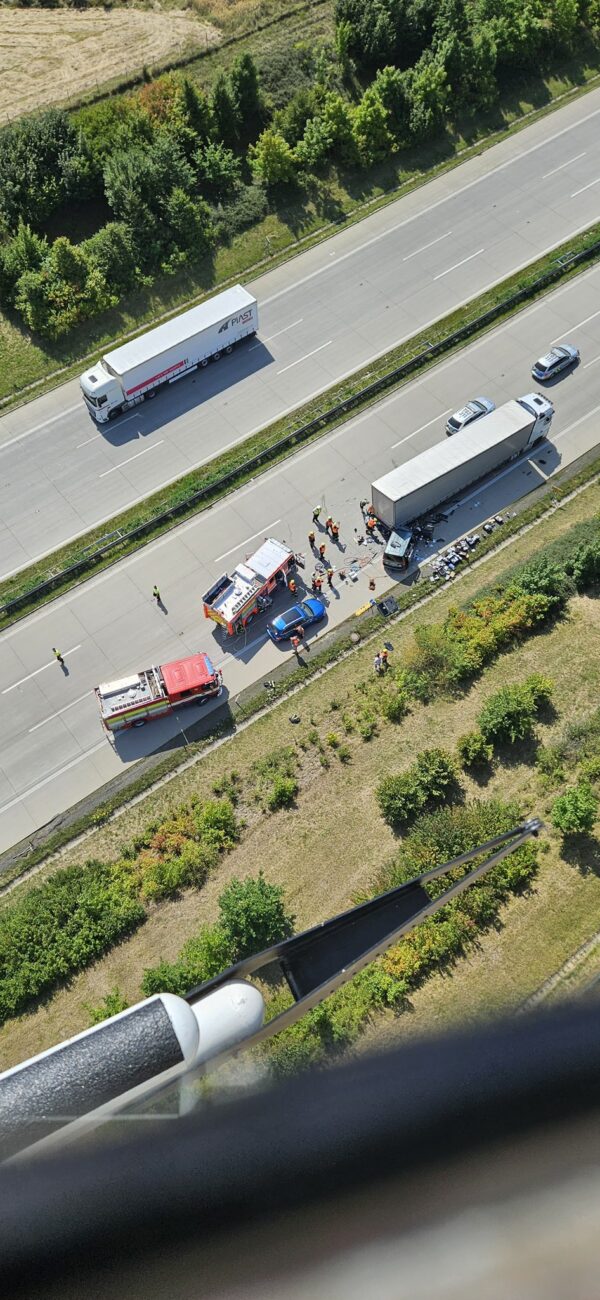 Nehoda dodávky a kamionu na D1 u Lipníku nad Bečvou.