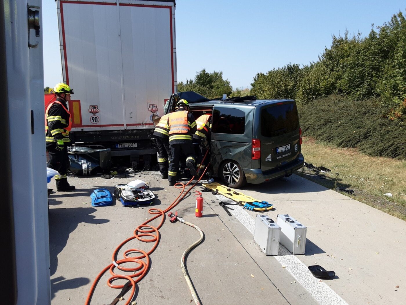 Nehoda dodávky a kamionu na D1 u Lipníku nad Bečvou.