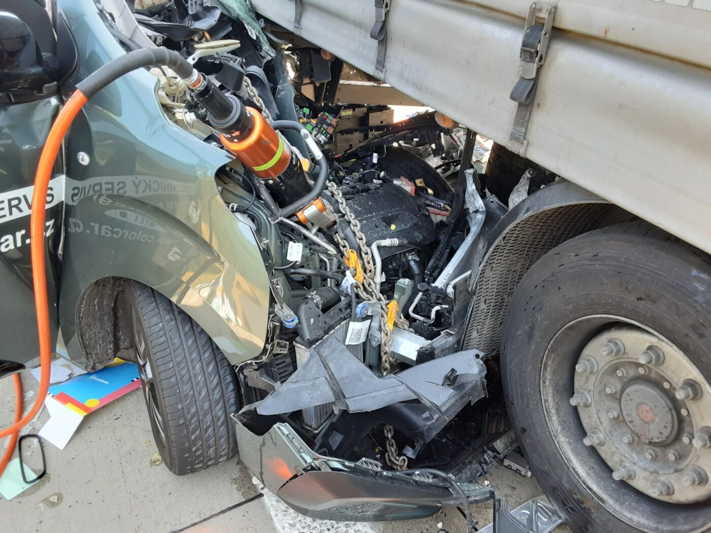 Nehoda dodávky a kamionu na D1 u Lipníku nad Bečvou.